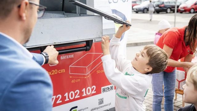 Czerwone pojemniki w Rybniku – mieszkańcy coraz chętniej oddają elektrośmieci