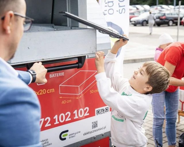 Czerwone pojemniki w Rybniku – mieszkańcy coraz chętniej oddają elektrośmieci