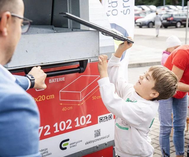 Czerwone pojemniki w Rybniku – mieszkańcy coraz chętniej oddają elektrośmieci