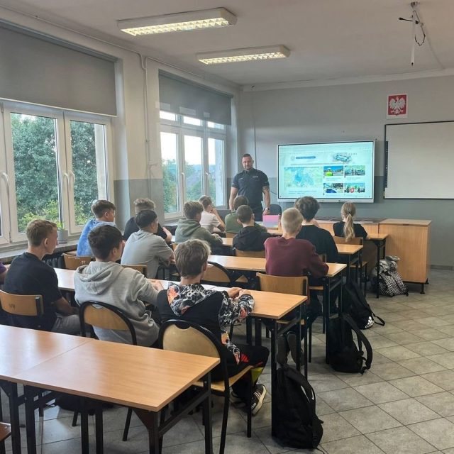 Rybnik: uczniowie klasy mundurowej rozpoczęli naukę z policjantami