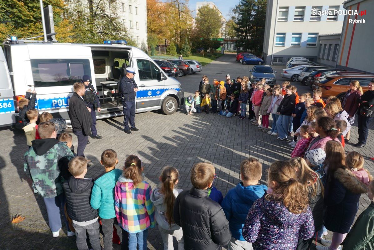 2024.10.29 - Bezpieczna droga do szkoły – rybniccy policjanci uczą dzieci zasad bezpieczeństwa - fotoreportaż