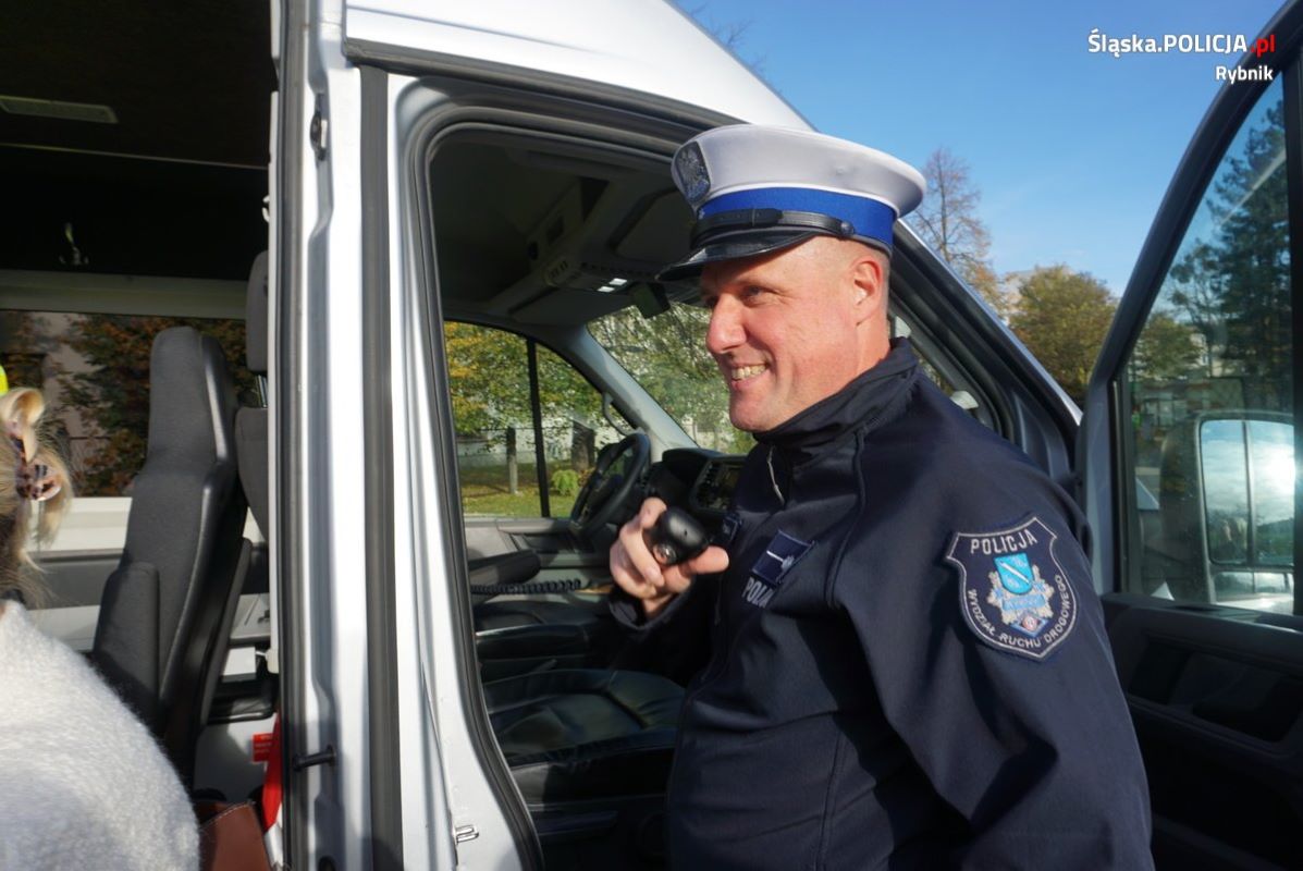 2024.10.29 - Bezpieczna droga do szkoły – rybniccy policjanci uczą dzieci zasad bezpieczeństwa - fotoreportaż