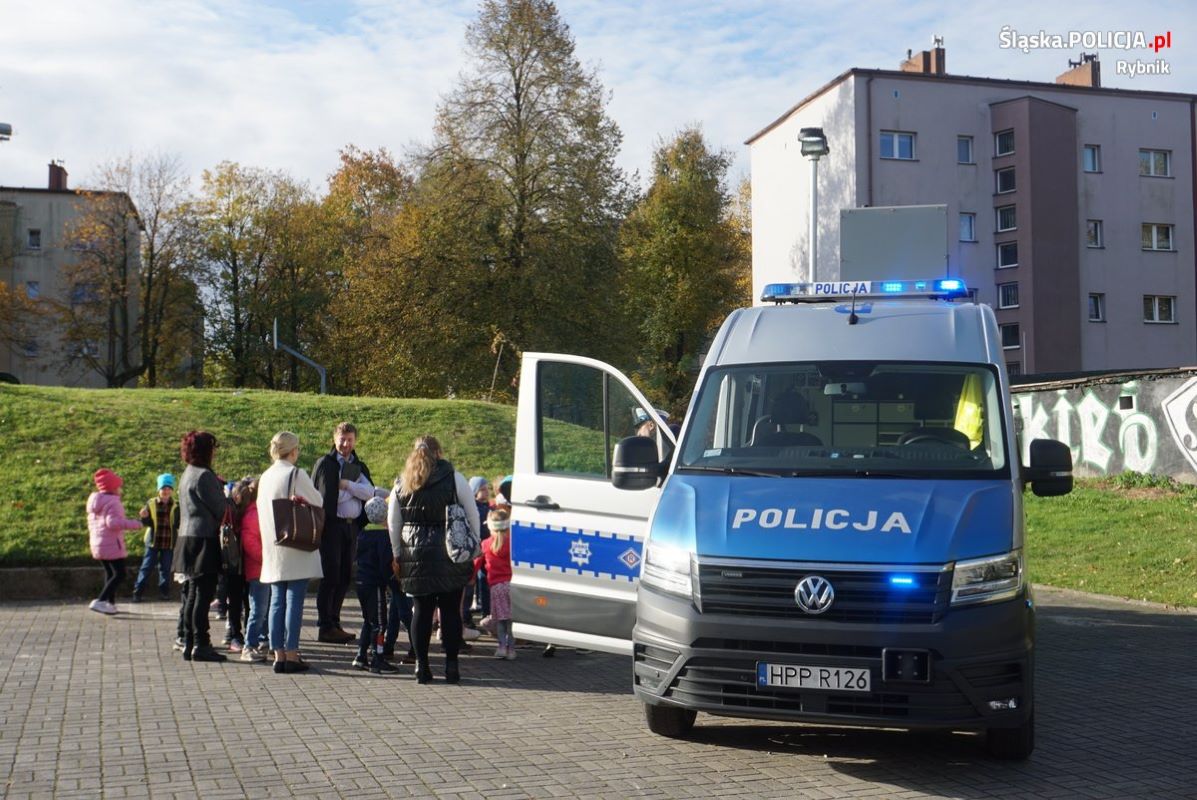 2024.10.29 - Bezpieczna droga do szkoły – rybniccy policjanci uczą dzieci zasad bezpieczeństwa - fotoreportaż