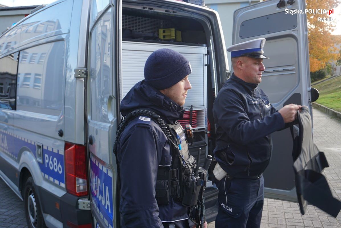 2024.10.29 - Bezpieczna droga do szkoły – rybniccy policjanci uczą dzieci zasad bezpieczeństwa - fotoreportaż