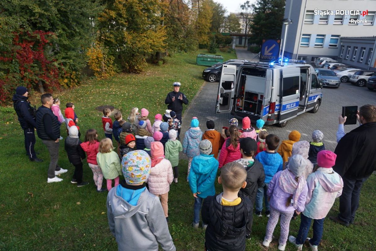 2024.10.29 - Bezpieczna droga do szkoły – rybniccy policjanci uczą dzieci zasad bezpieczeństwa - fotoreportaż