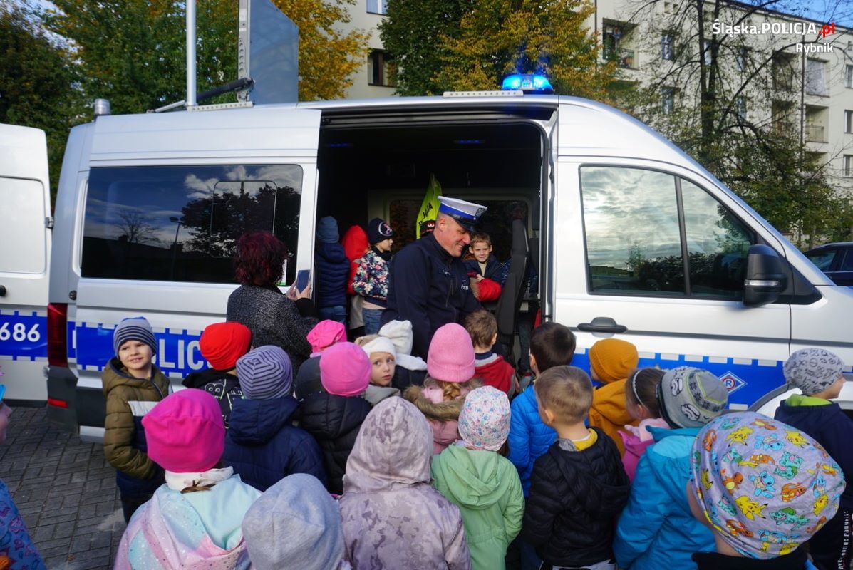 2024.10.29 - Bezpieczna droga do szkoły – rybniccy policjanci uczą dzieci zasad bezpieczeństwa - fotoreportaż