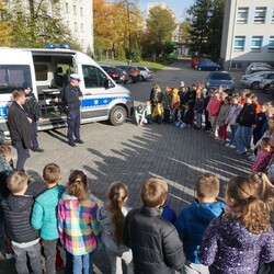 Bezpieczna droga do szkoły – rybniccy policjanci uczą dzieci zasad bezpieczeństwa