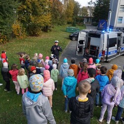 Bezpieczna droga do szkoły – rybniccy policjanci uczą dzieci zasad bezpieczeństwa