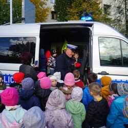 Bezpieczna droga do szkoły – rybniccy policjanci uczą dzieci zasad bezpieczeństwa