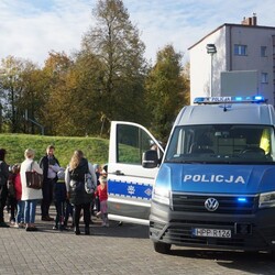 Bezpieczna droga do szkoły – rybniccy policjanci uczą dzieci zasad bezpieczeństwa