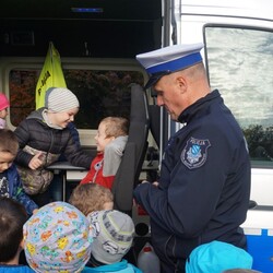 Bezpieczna droga do szkoły – rybniccy policjanci uczą dzieci zasad bezpieczeństwa