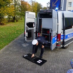 Bezpieczna droga do szkoły – rybniccy policjanci uczą dzieci zasad bezpieczeństwa