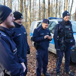 „Zaginięcie 2024” – Policja w akcji! Poszukiwania w rybnickim lesie zakończone sukcesem