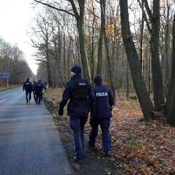„Zaginięcie 2024” – Policja w akcji! Poszukiwania w rybnickim lesie zakończone sukcesem
