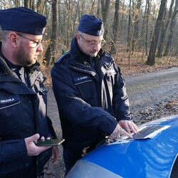 „Zaginięcie 2024” – Policja w akcji! Poszukiwania w rybnickim lesie zakończone sukcesem