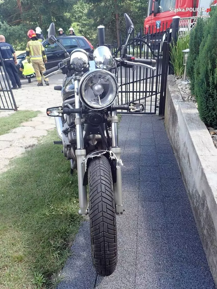 58-latka nie udzieliła pierwszeństwa motocykliście. Doszło do wypadku / fot. KMP Rybnik