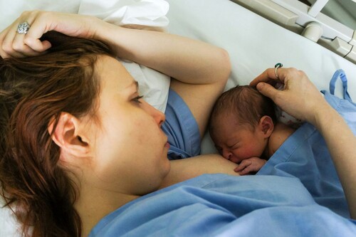Baby blues, depresja poporodowa i inne trudne emocje po porodzie – jak je odróżnić?
