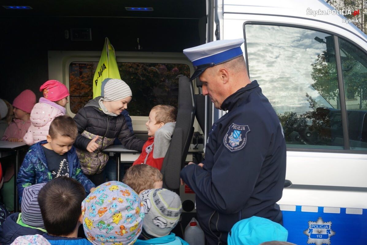 Bezpieczna droga do szkoły – rybniccy policjanci uczą dzieci zasad bezpieczeństwa