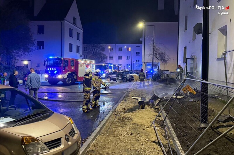 Bohaterska akcja policjantów: ocalili mieszkańców z płonącego budynku!
