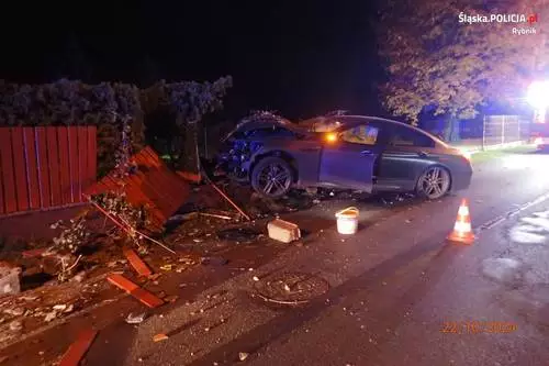 Groźny incydent w Rybniku – pijany kierowca bmw uderzył w dwa ogrodzenia