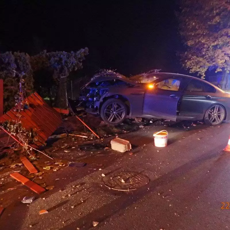 Groźny incydent w Rybniku – pijany kierowca bmw uderzył w dwa ogrodzenia