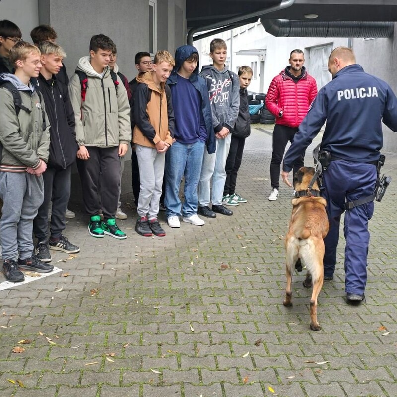 Klasa mundurowa odwiedziła rybnicką komendę policji
