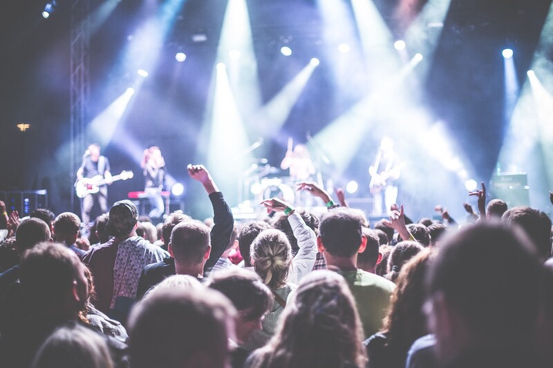 Koncertowa frajda! O czym pamiętać wybierając się na koncert?