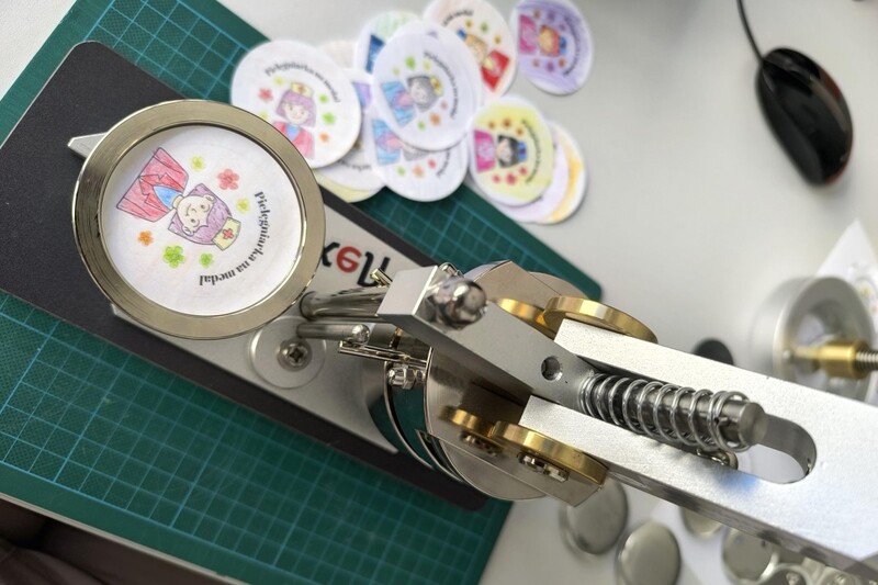 Maszynka do przypinek uruchamiająca kreatywność