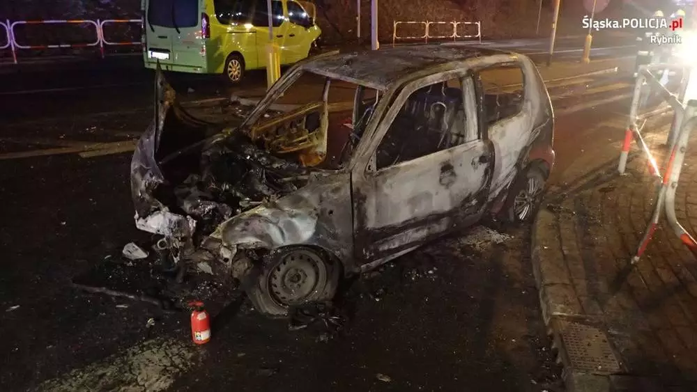 Policja poszukuje świadków wypadku, w którym spłonął samochód osobowy / fot. KMP Rybnik