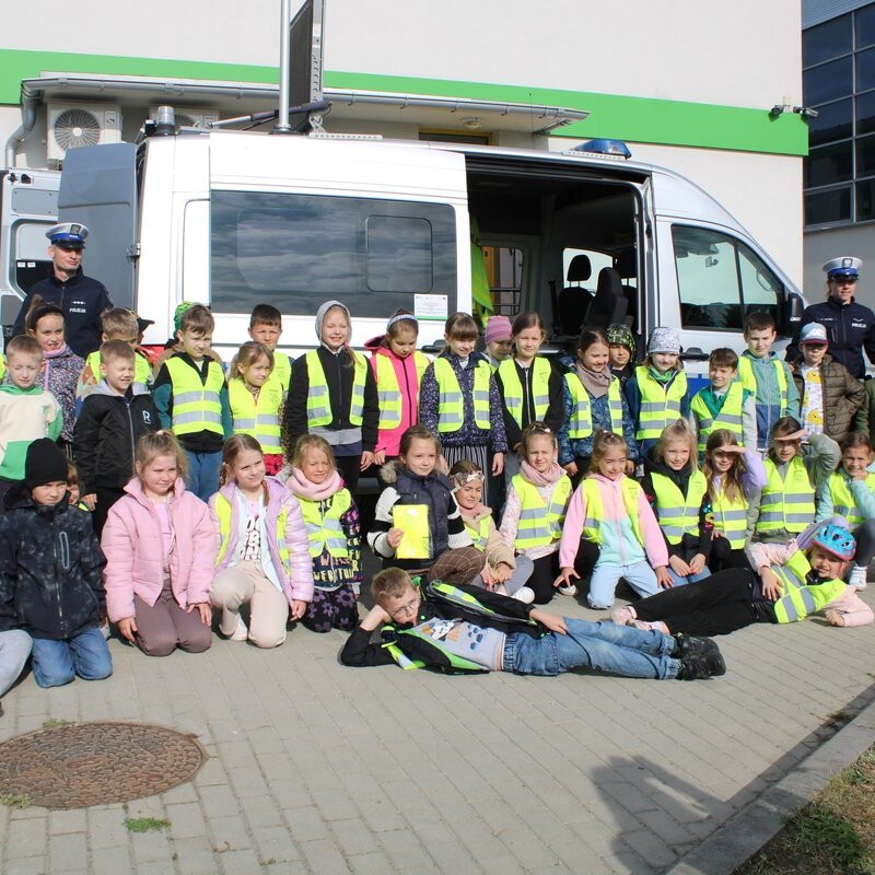 Policjanci edukują młodzież i dzieci w ramach akcji "Bezpieczny Pieszy" i "Cisna na Kole"