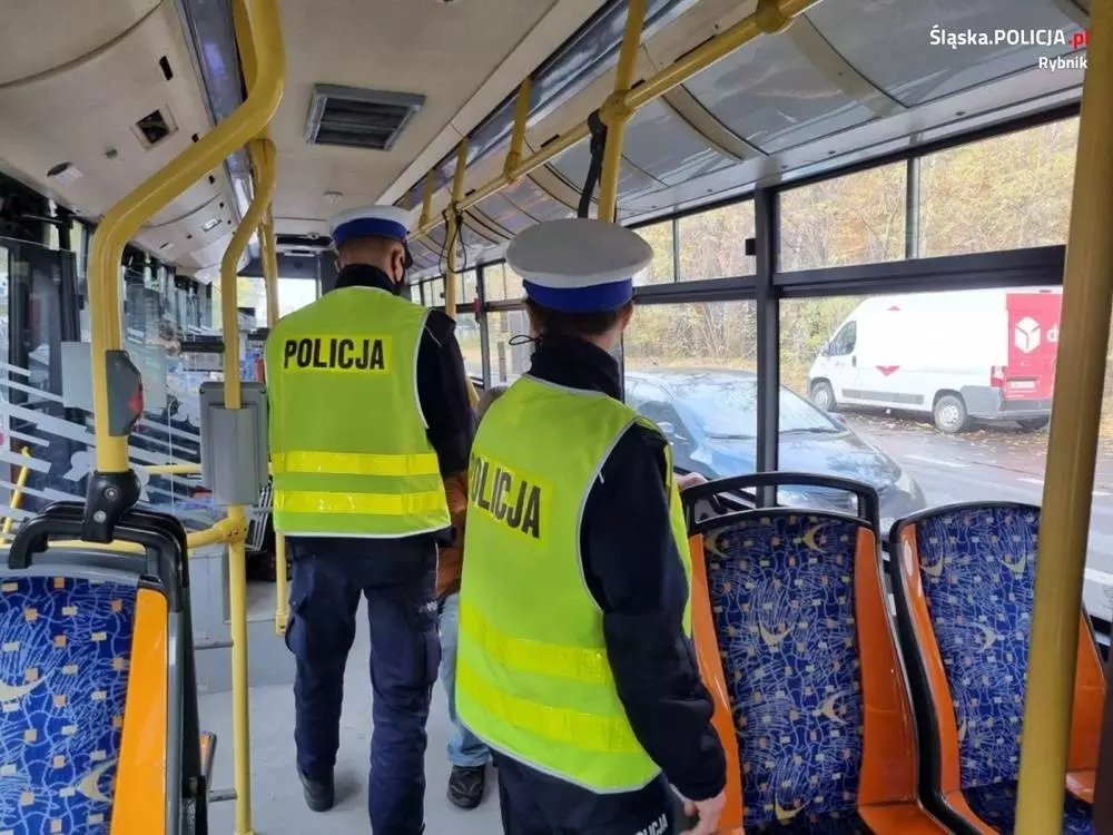 Policjanci kontrolują przestrzeganie przepisów sanitarnych w komunikacji miejskiej / fot. KMP Rybnik