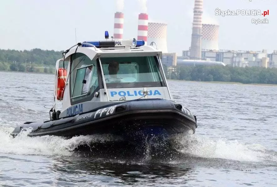 Policyjni wodniacy pomogli żeglarzowi na Zalewie Rybnickim / fot. KMP Rybnik