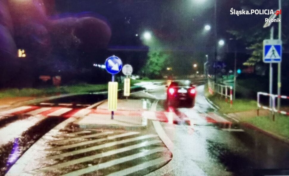 Potr&#261;cenie nastolatka na oznakowanym przej&#347;ciu dla pieszych