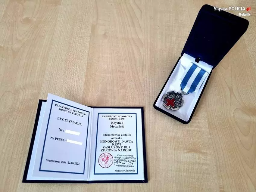 Rybnicki policjant odznaczony odznaką "Honorowy Dawca Krwi – Zasłużony dla Zdrowia Narodu" / fot. KMP Rybnik