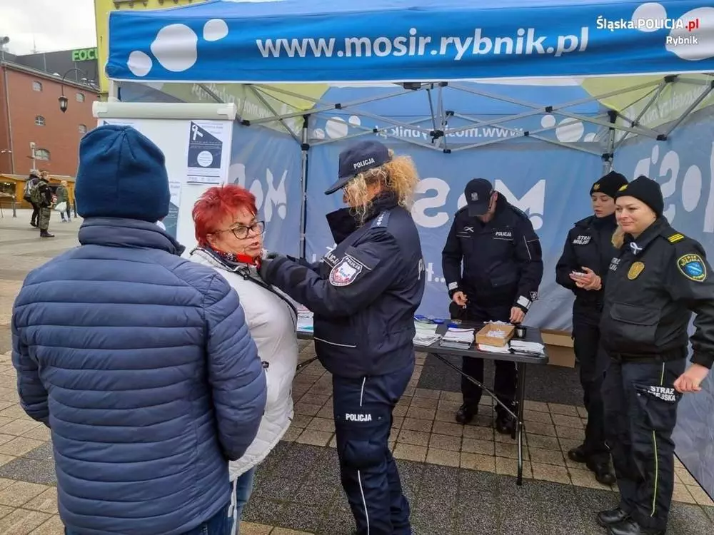 Sprzeciw przemocy mężczyzn wobec kobiet. Kampania "Białej wstążki" w Rybniku / fot. KMP Rybnik