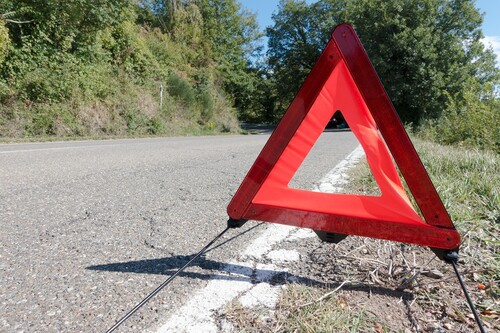 Trójkąt ostrzegawczy – mały znak, wielkie znaczenie na drodze