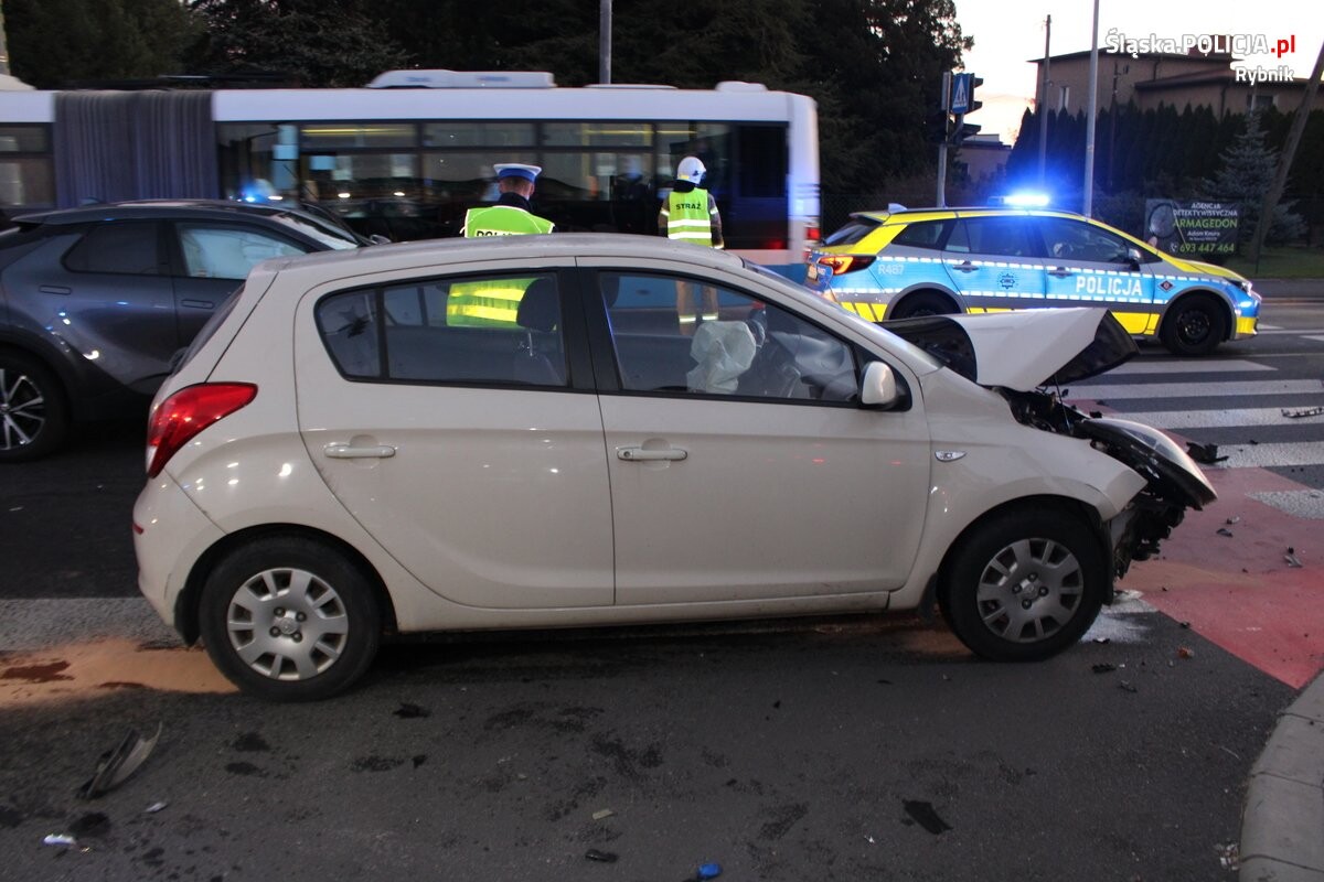 Wypadek w Świerklanach: nieustąpienie pierwszeństwa skutkuje obrażeniami