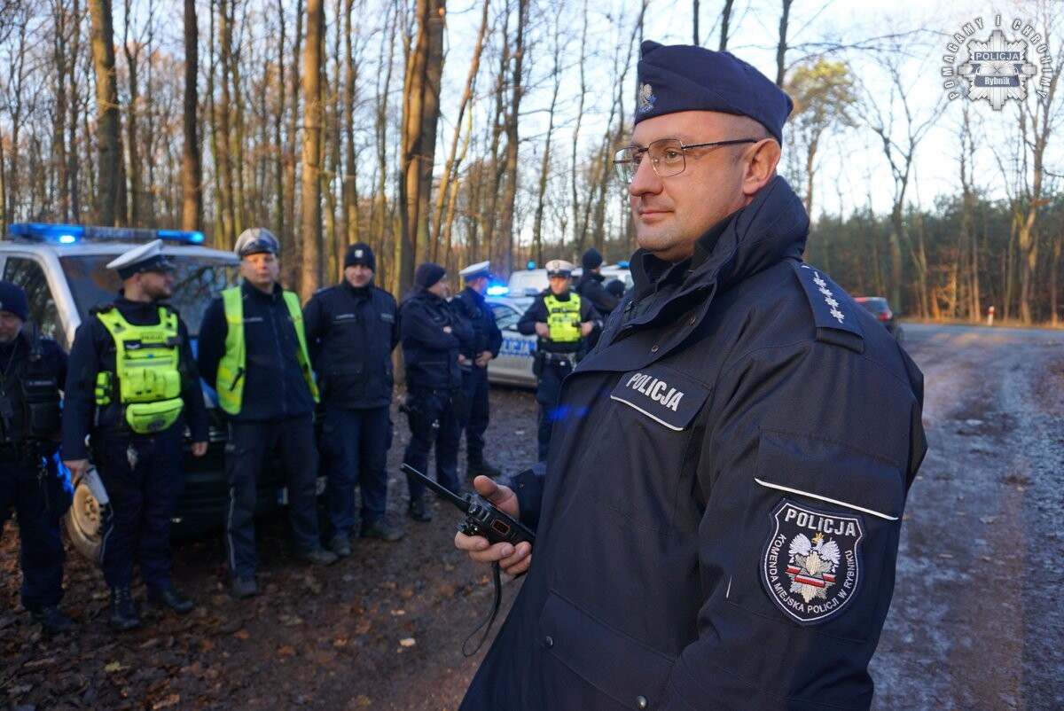 „Zaginięcie 2024” – Policja w akcji! Poszukiwania w rybnickim lesie zakończone sukcesem