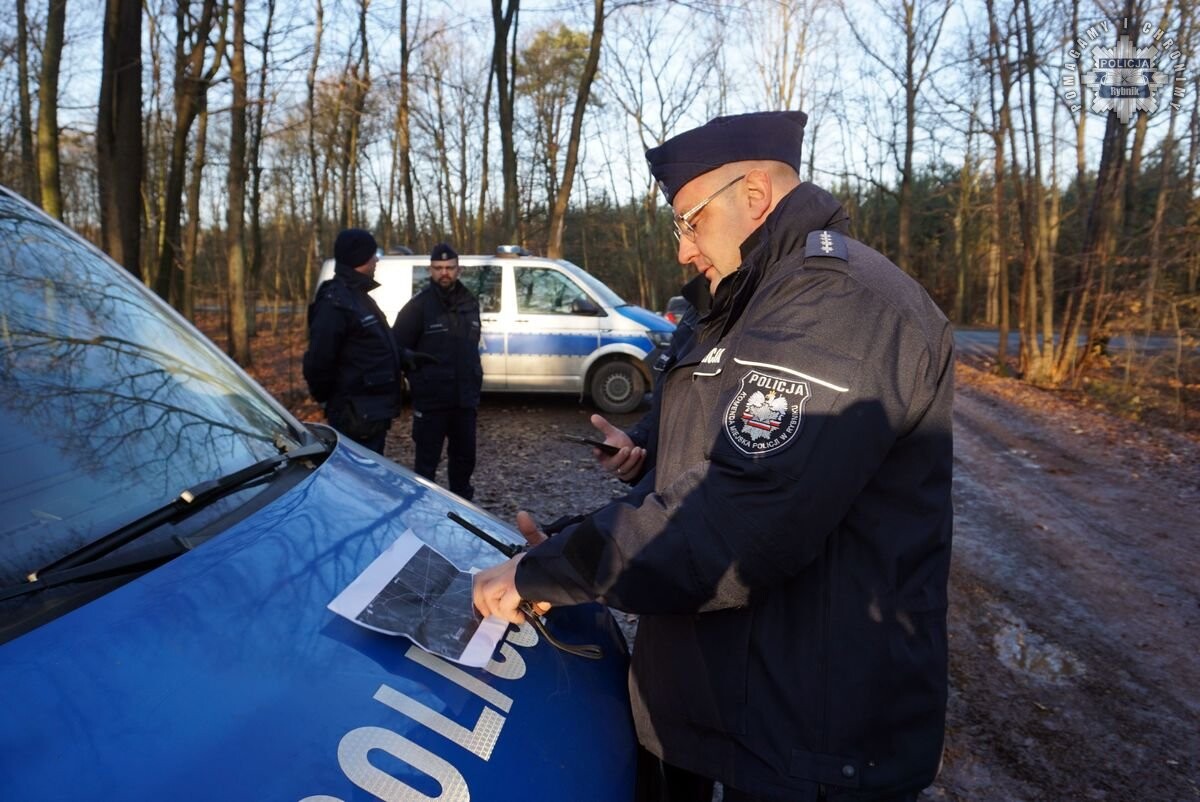 „Zaginięcie 2024” – Policja w akcji! Poszukiwania w rybnickim lesie zakończone sukcesem