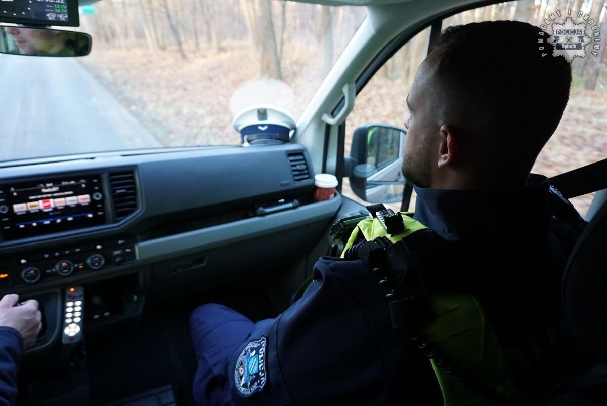 „Zaginięcie 2024” – Policja w akcji! Poszukiwania w rybnickim lesie zakończone sukcesem