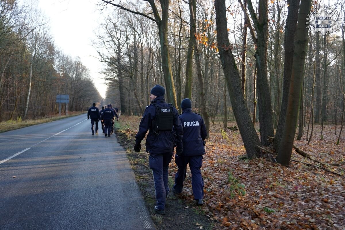 „Zaginięcie 2024” – Policja w akcji! Poszukiwania w rybnickim lesie zakończone sukcesem