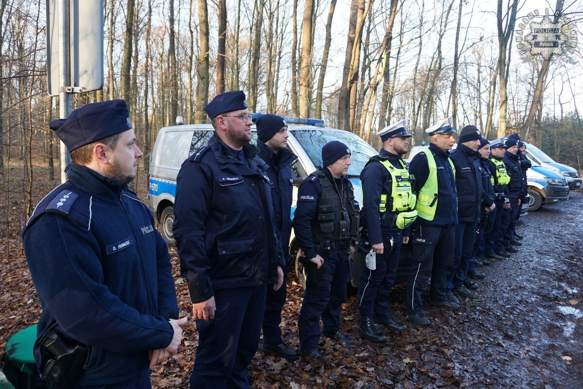 „Zaginięcie 2024” – Policja w akcji! Poszukiwania w rybnickim lesie zakończone sukcesem