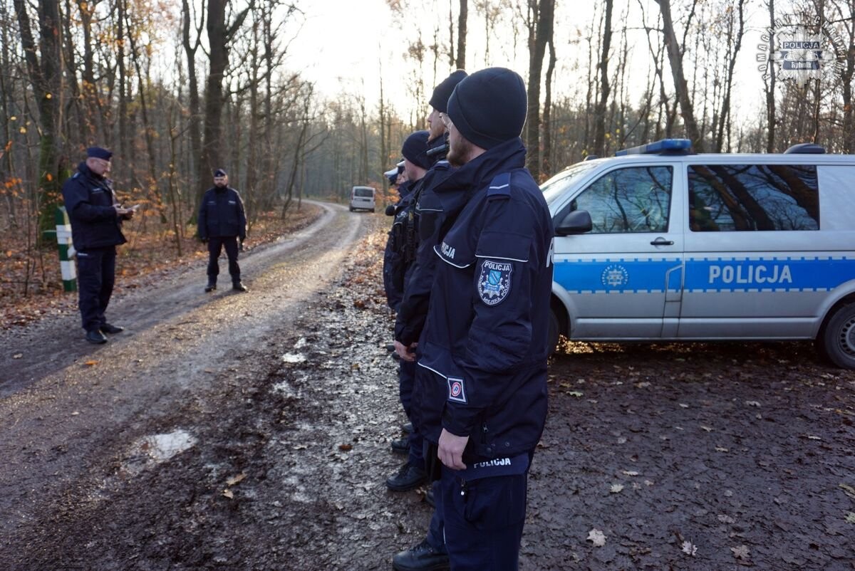 „Zaginięcie 2024” – Policja w akcji! Poszukiwania w rybnickim lesie zakończone sukcesem