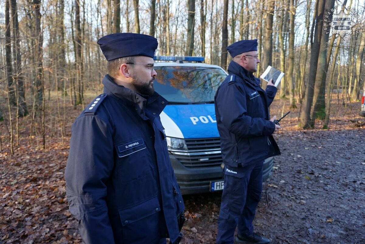 „Zaginięcie 2024” – Policja w akcji! Poszukiwania w rybnickim lesie zakończone sukcesem
